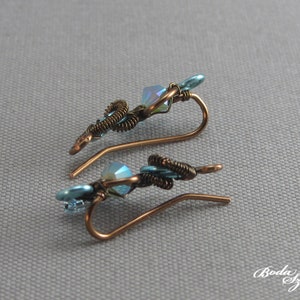 blaue Kristallohrringe, drahtgewickelte kleine Ohrringe in blau und bronze, handgemachter Schmuck für Sie Bild 8