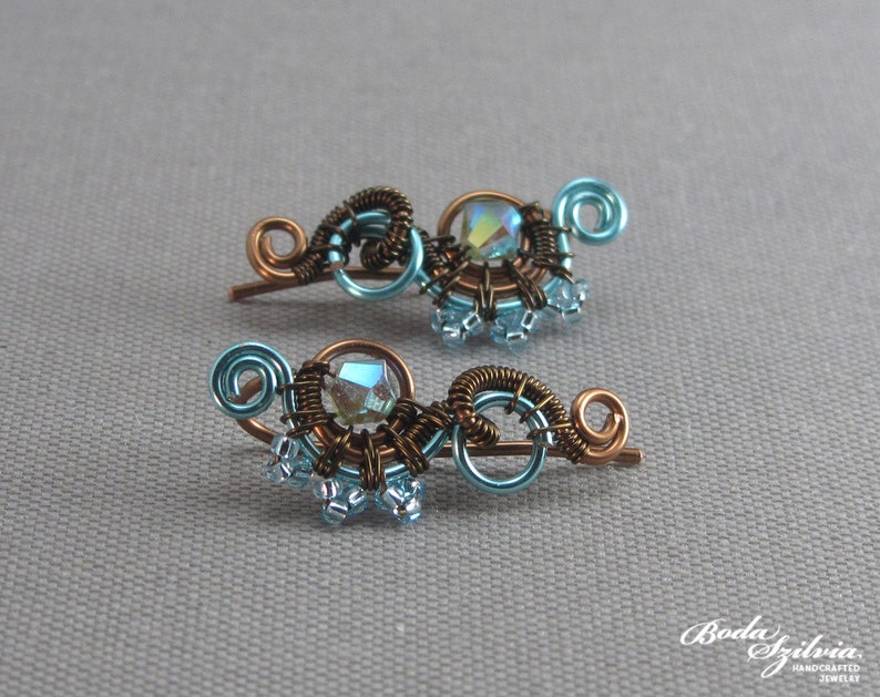 blaue Kristallohrringe, drahtgewickelte kleine Ohrringe in blau und bronze, handgemachter Schmuck für Sie Bild 1