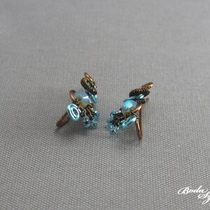 blaue Kristallohrringe, drahtgewickelte kleine Ohrringe in blau und bronze, handgemachter Schmuck für Sie Bild 4