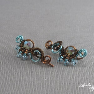blaue Kristallohrringe, drahtgewickelte kleine Ohrringe in blau und bronze, handgemachter Schmuck für Sie Bild 7