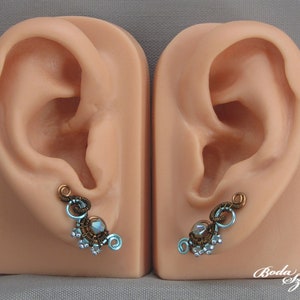 blaue Kristallohrringe, drahtgewickelte kleine Ohrringe in blau und bronze, handgemachter Schmuck für Sie Bild 2