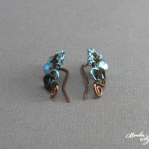 blaue Kristallohrringe, drahtgewickelte kleine Ohrringe in blau und bronze, handgemachter Schmuck für Sie Bild 5