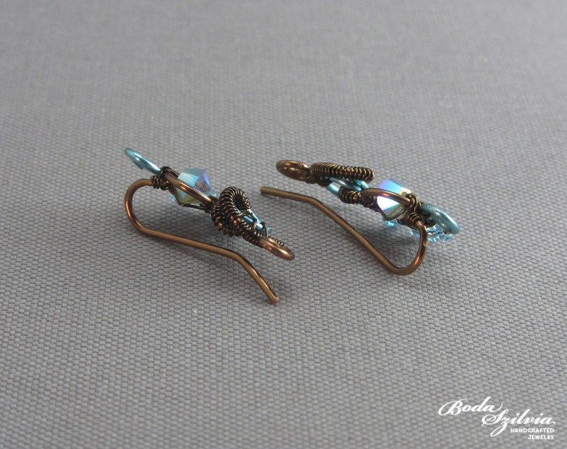 blaue Kristallohrringe, drahtgewickelte kleine Ohrringe in blau und bronze, handgemachter Schmuck für Sie Bild 9