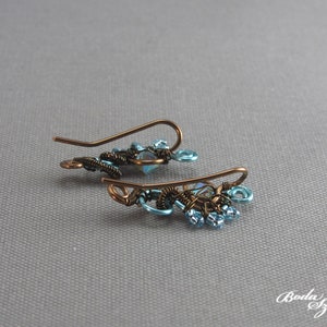 blaue Kristallohrringe, drahtgewickelte kleine Ohrringe in blau und bronze, handgemachter Schmuck für Sie Bild 6