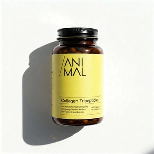 Op de afbeelding: Een bruine glazen fles met een zwarte dop, gevuld met kleine capsules. De fles heeft een geel etiket met de tekst "ANIMAL" en "Collagen Tripeptide". Het etiket bevat ook tekst in het Duits. De fles werpt een schaduw op een wit oppervlak.