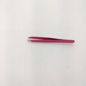 Slanted Tweezer Pink – Stainless & Precise | Hair Tweezer Made in Solingen | Pro Eyebrow Tweezer for Beautysalon Plucking Tweezer