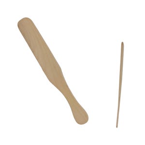 Puede incluir: Dos espátulas de madera, una con un extremo redondeado y otra con un extremo puntiagudo. Ambas están hechas de madera natural y son ideales para untar o raspar.