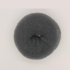 Peut inclure: Un donut à cheveux noir pour créer un chignon décoiffé.