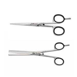 Puede incluir: Dos pares de tijeras de peluquería profesionales. Un par son tijeras de corte estándar y el otro son tijeras de entresacar. Ambas son plateadas con orificios negros para los dedos y la marca "Cerena".