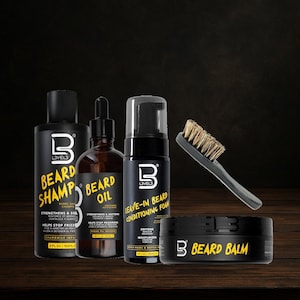 Puede incluir: Un conjunto de productos para el cuidado de la barba, que incluye champú, aceite, espuma acondicionadora sin aclarado y bálsamo para la barba. Los productos están en botellas y recipientes negros con texto amarillo. También se incluye un cepillo para la barba.