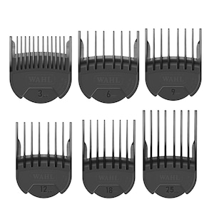 Può includere: Un set di sei pettini neri per tagliacapelli Wahl. Ogni pettine è contrassegnato con una misura in millimetri: 3mm, 6mm, 9mm, 12mm, 18mm e 25mm. Il logo Wahl è visibile su ogni pettine.