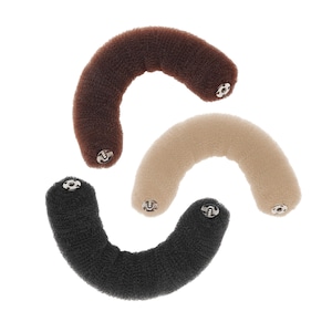 Può includere: Tre accessori per chignon marroni, beige e neri. Ognuno ha una forma curva, rivestita di schiuma, con chiusura a scatto. Questi accessori sono progettati per creare uno chignon elegante.