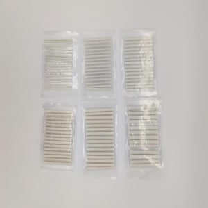 Può includere: Sei confezioni di plastica trasparente, ciascuna contenente un fascio di piccole forcine per capelli color argento. Le forcine sono disposte in file ordinate all'interno della confezione trasparente, creando un aspetto uniforme. Lo sfondo è bianco.