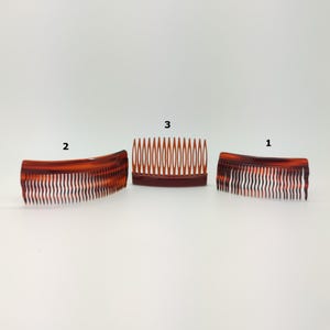Puede incluir: Tres peines para el cabello de carey marrón de diferentes tamaños. Dos son curvos, con una hilera de dientes, y uno es recto con una hilera de dientes. Los peines están hechos de un material translúcido con vetas marrones oscuras.