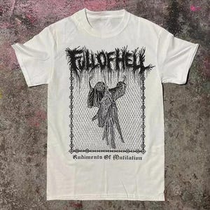 Op de afbeelding: Wit t-shirt met een zwart grafisch ontwerp. Het ontwerp toont de tekst "FALL OF HELL" boven een illustratie van een figuur in een gewaad. De tekst "Rudiments Of Mutilation" staat eronder.