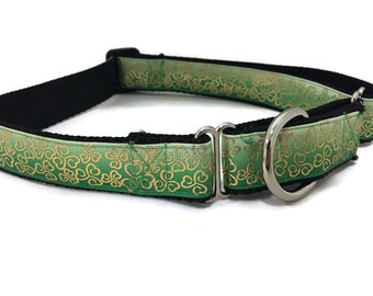 Könnte beinhalten: Grünes und goldenes Hundehalsband mit Kleeblatt-Muster. Das Halsband ist aus Nylon und hat eine silberne Schnalle.