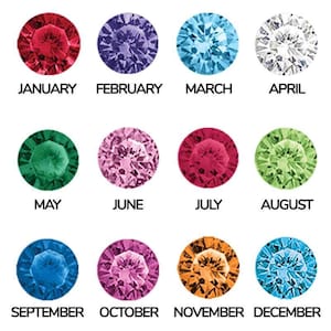 Puede incluir: Una cuadr&iacute;cula de doce piedras preciosas redondas y facetadas en varios colores, cada una etiquetada con un mes de enero a diciembre. Las piedras aparecen en rojo, morado, azul claro, transparente, verde, rosa, rosa oscuro, verde lima, azul, magenta, naranja y cian.