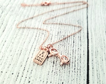 Collier de lunettes en or rose - Collier OD - Optométriste Ophtalmologiste Eye Doctor Gift - Reading Eye Chart - Lunettes Collier Cadeau