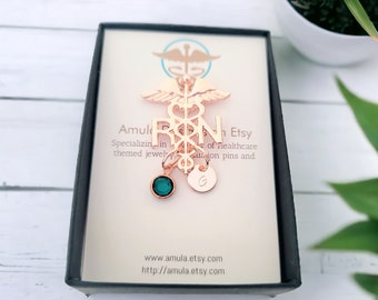 Épinglette RN personnalisée – Initiale et pierre de naissance personnalisées | Cadeau de remise des diplômes d'infirmière autorisée | Broche de cérémonie d'épinglage | Épinglette d'infirmière en or rose