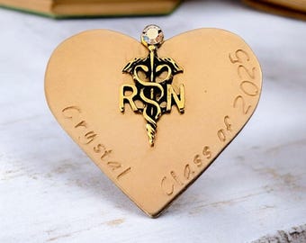 Épinglette de remise des diplômes d'infirmière autorisée en forme de coeur en bronze personnalisée - Nom et année personnalisés - Cadeau de cérémonie d'épinglage d'infirmière diplômée avec cristal AB - Épingle en or antique