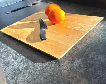 "Pure Aeris" cutting board - solid knotty oak, Swiss edge - handmade, oiled, sustainable, including non-slip rubber feet