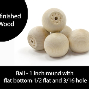 Pode incluir: Cinco bolas de madeira inacabadas, cada uma com um furo de 3/16 de polegada e um fundo plano de 1/2 polegada. As bolas têm um diâmetro de 1 polegada.