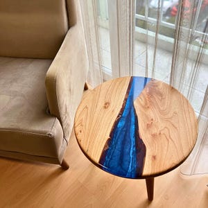 Runder 20-Zoll-Beistelltisch - Kastanienholz, individuelle Epoxyfarben, moderner Beistelltisch aus der Mitte des Jahrhunderts, handgefertigter Beistelltisch für Wohnzimmer