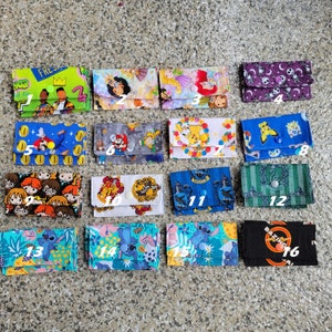 Mini billeteras con tarjetero: personajes de programas: para tarjetas de crédito, tarjetas de regalo, efectivo, tees de golf, púas de guitarra y otros pequeños adornos.
