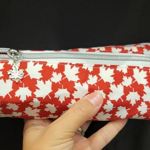 Boîte à crayons/Trousse de toilette/Trousse de maquillage Dopp ~ fleurs en papier pour fusil, feuilles d'érable, rayures tigrées, cartes à jouer, musique stéréo, lunes et étoiles.