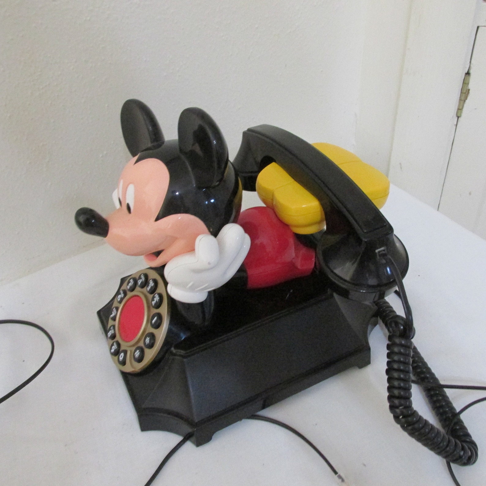 микки и телефон. винтаж микки. минни с телефоном. игрушечный сотовый телефончик. игрушечный телефон.