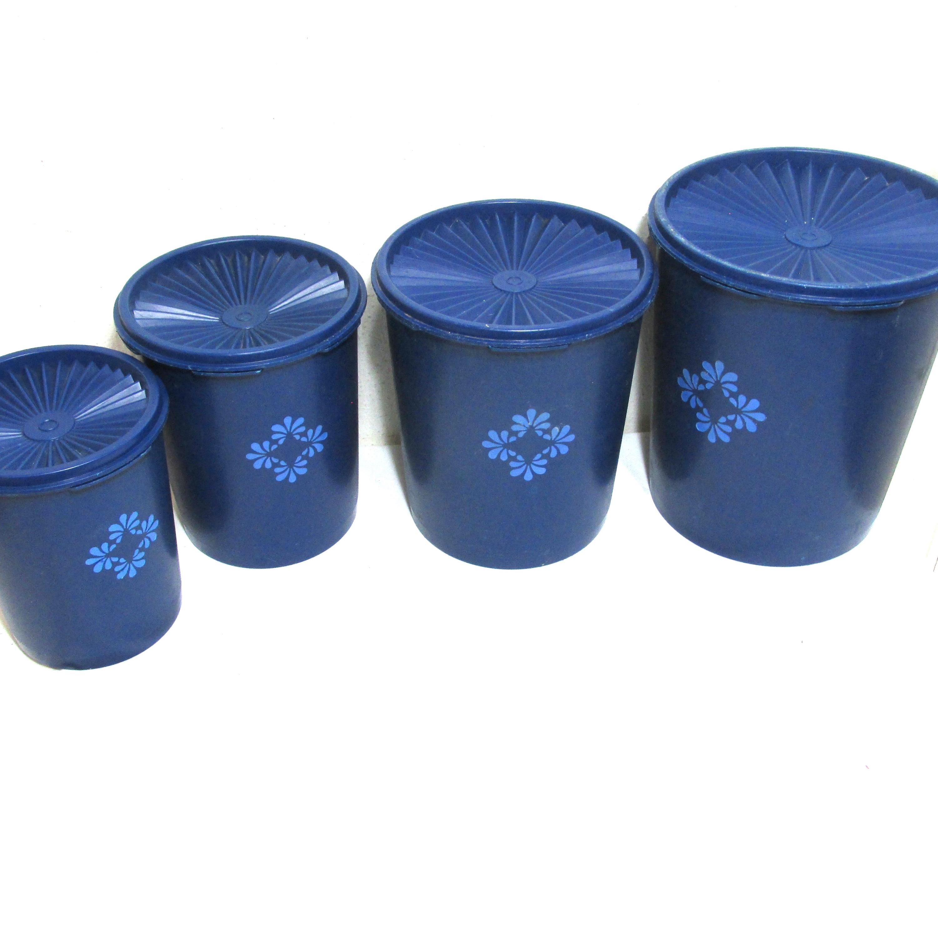 1950's 米国ヴィンテージ 大きなブルー缶キャニスター 4つセット Blue Tupperware Canister Vintage Set of 4 Servalier Lids - Etsy