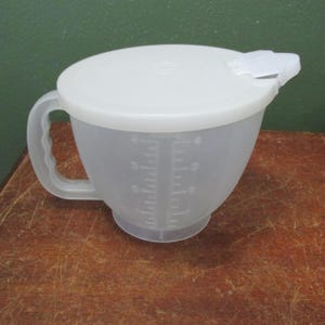 Tupperware Mix N Stor Vintage 4 Cups Metrics on One Side
