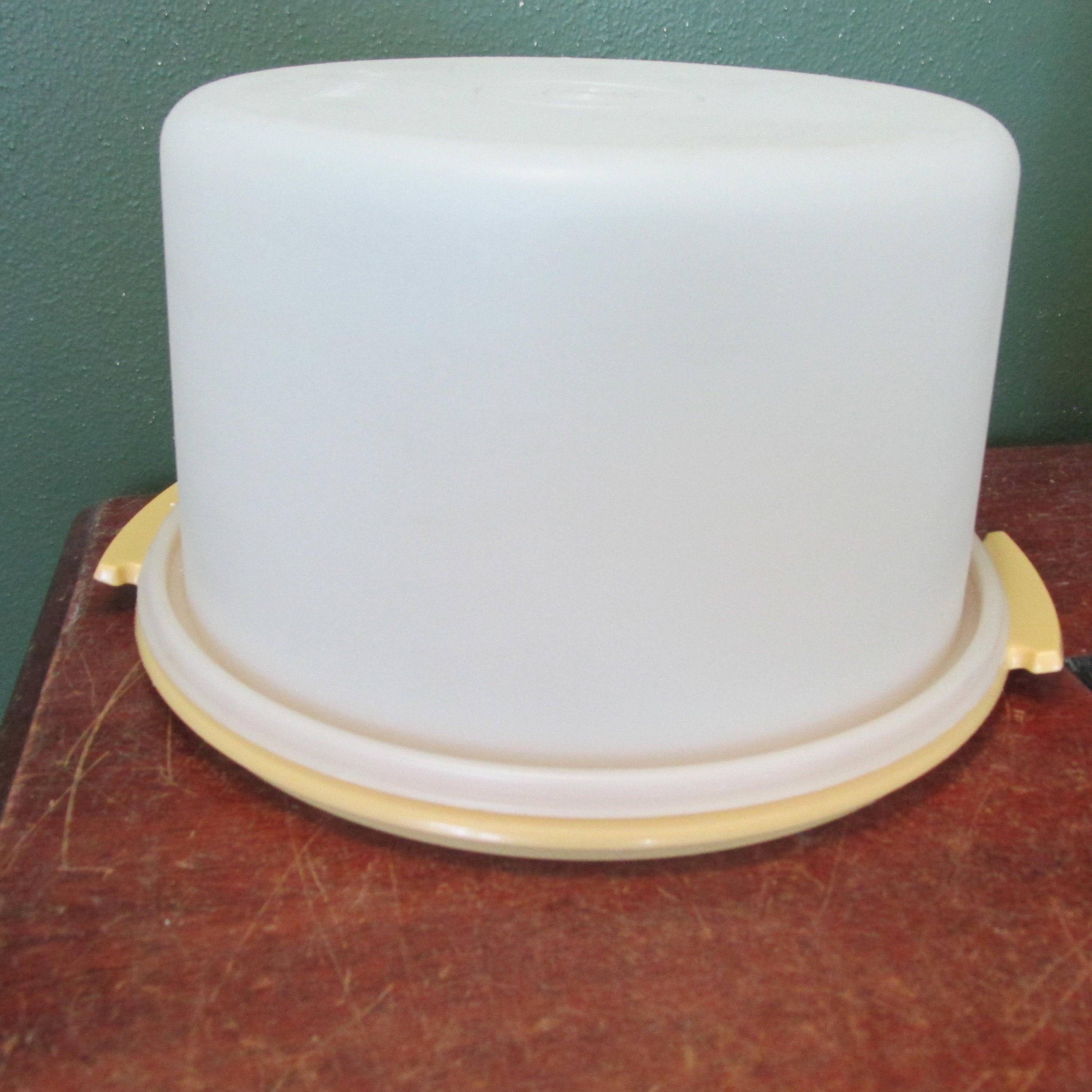 Tupperware Pie or Cake Carrier Taker Vintage 10 Inch Diameter -  Hong  Kong