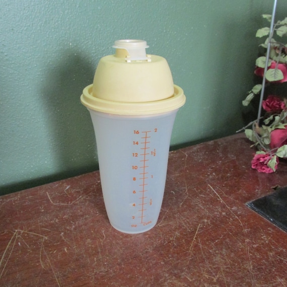 Vintage TUPPERWARE Quick Shake 16 oz Mixer Blender Gravy Shaker