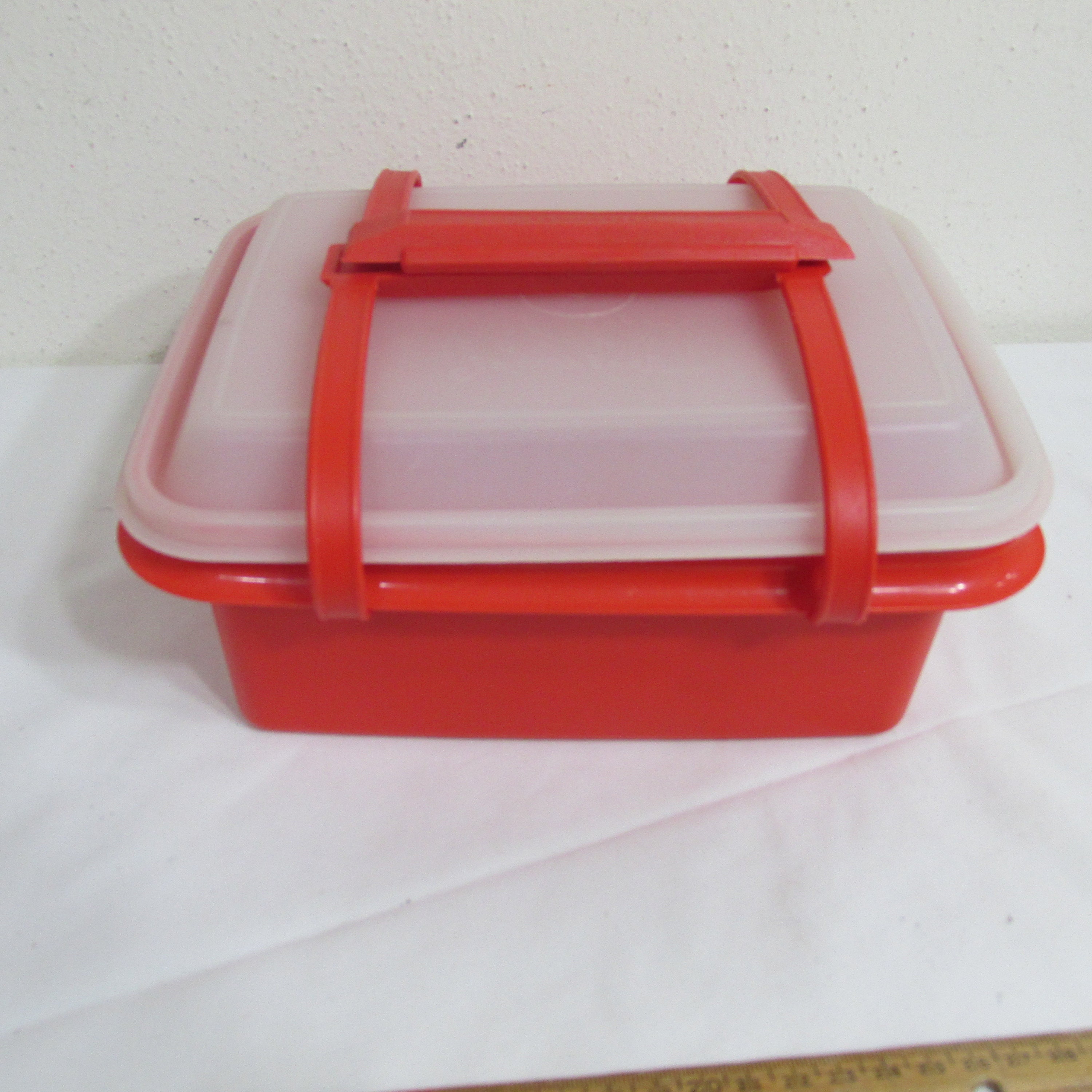 Tupperware Sandwich Keeper, lunch box with clip closure, VINTAGE TUPPERWARE