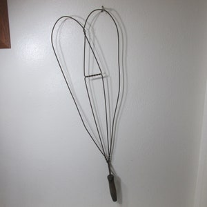 Twisted Wire Heart Shaped Rug Beater Wooden Handled Wire Rug Beater Vintage  Laundry Room Decor Antique Wire Rug Beater W / Wood Handle 