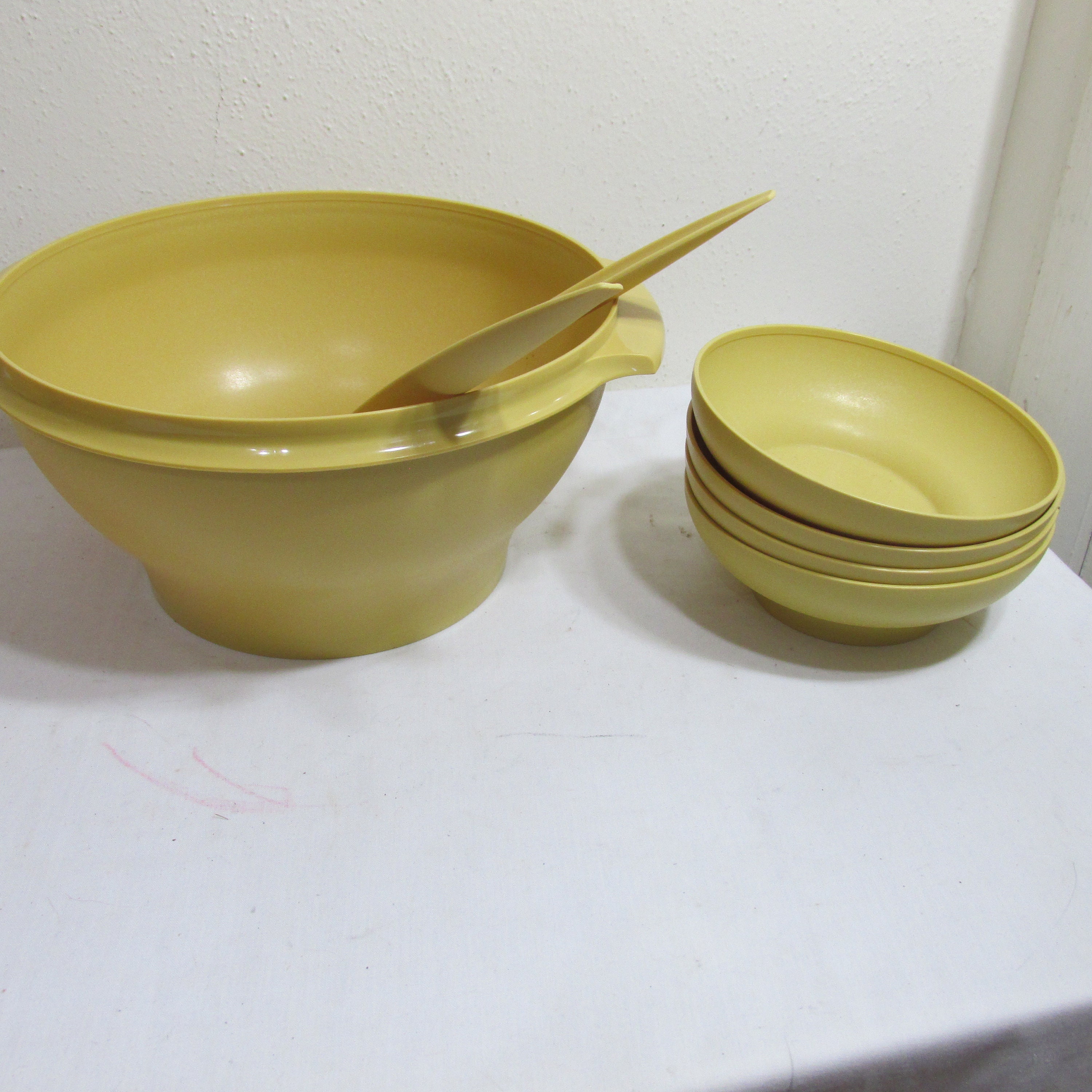 Tupperware Extra Large Bowl Salad Bowl With Lid 880-4 and Set of 5 Matching  Bowls Vintage Harvest Gold Starburst Lid 