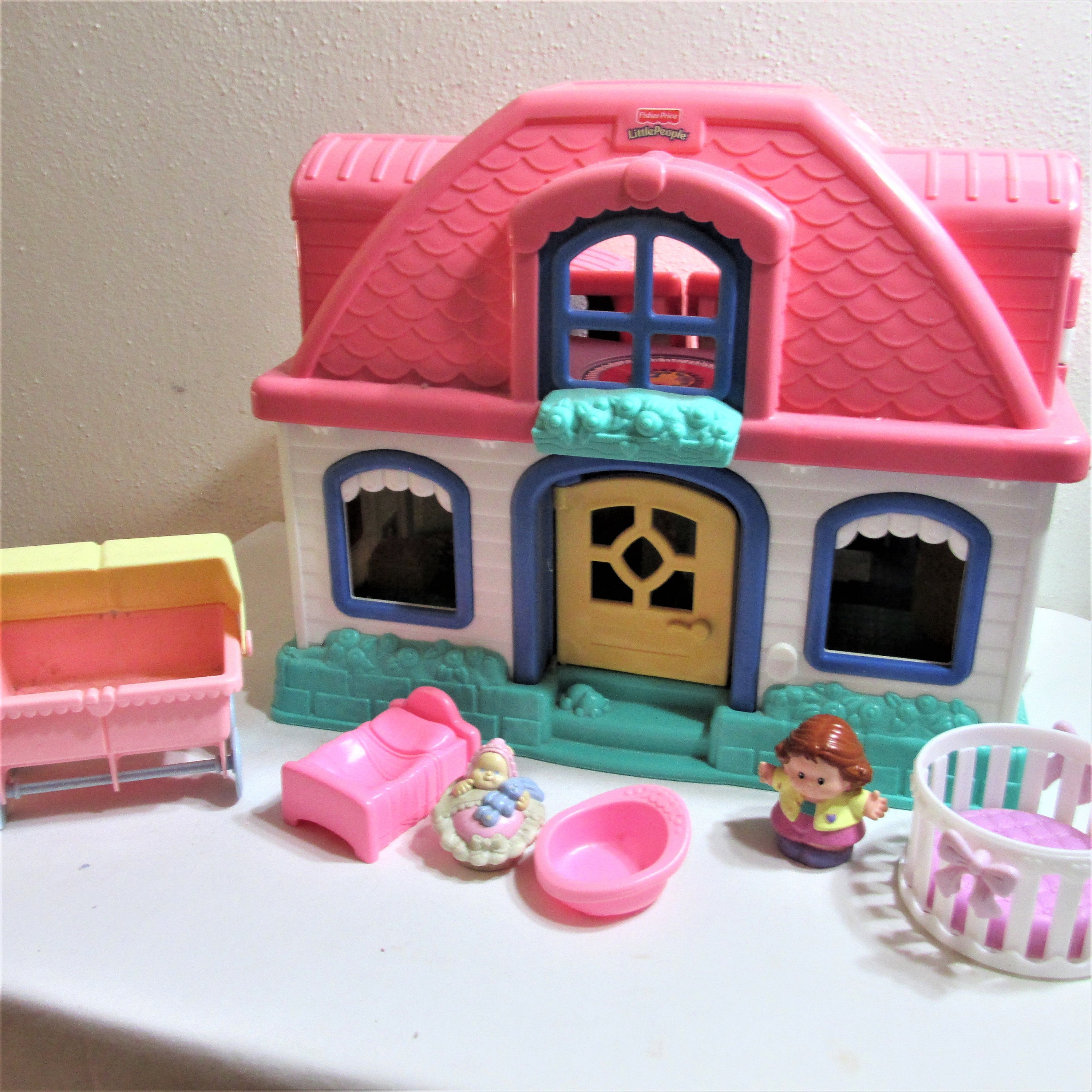 Fisher Price Little People Sweets Sounds Dollhouse With Some Accessories 