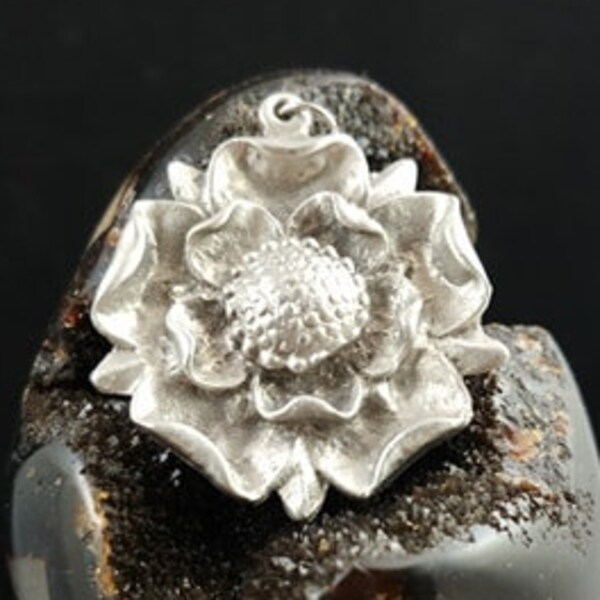 tudor rose tie