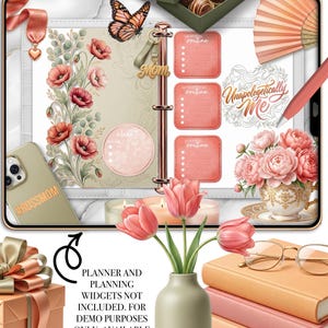 Puede incluir: Maqueta de planificador digital con una carpeta de color oro rosa, detalles florales y una mariposa. La imagen incluye un jarr&oacute;n con tulipanes, libros y una funda de tel&eacute;fono con el texto "#BOSSMOM". Las palabras "Moments for Mom" est&aacute;n en la parte superior.
