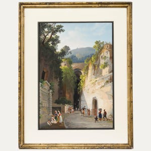 Peut inclure: Peinture encadrée ancienne représentant une scène de rue européenne. L'œuvre montre une route traversant un canyon, avec des personnages et des bâtiments. Le cadre est doré et la peinture est encadrée d'un passe-partout blanc.