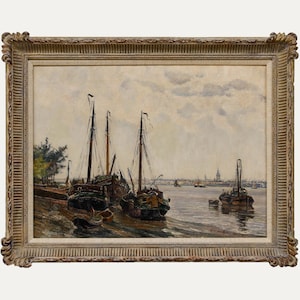 Puede incluir: Una pintura que representa una escena de puerto con varios barcos atracados a lo largo de la costa. Los barcos son de color marrón oscuro y tienen velas blancas. El agua es de color azul claro y el cielo es de color gris claro con algunas nubes. La pintura está enmarcada en un marco de color marrón claro.