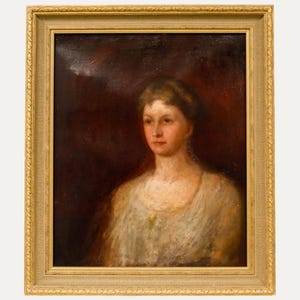 Puede incluir: Retrato al óleo de una mujer en un marco dorado adornado. La mujer tiene la piel clara, el pelo castaño y lleva un vestido blanco. El fondo es de color rojo oscuro.