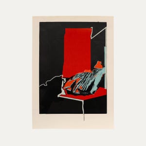 Puede incluir: Una impresión artística rectangular que presenta un bloque rojo vertical audaz sobre un fondo negro. Una forma abstracta estilizada con rayas blancas y negras y detalles en azul claro descansa sobre una superficie roja, delineada por líneas blancas.