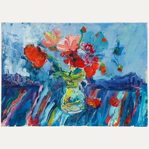 以下が含まれることがあります： 印象派の絵画で、花の静物画。透明なガラスの花瓶には、赤い花とピンクの花のブーケと緑色の茎が入っています。背景とテーブルは青色で描かれており、筆致が見えます。