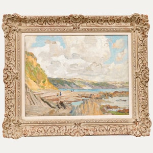 Peut inclure: Peinture à l'huile d'un paysage côtier dans un cadre crème orné. L'œuvre représente une scène de plage avec un rivage rocheux, des falaises et un ciel nuageux. Les couleurs de la peinture comprennent le bleu, le vert, le jaune et le brun.