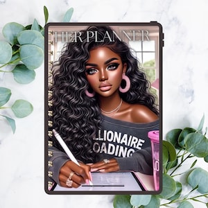 Pu&ograve; includere: Un'agenda nera e grigia con una rilegatura a spirale dorata. La copertina presenta un'illustrazione digitale di una donna con lunghi capelli neri ricci, che indossa una felpa grigia con il testo "Millionaire Loading" e orecchini a cerchio rosa.