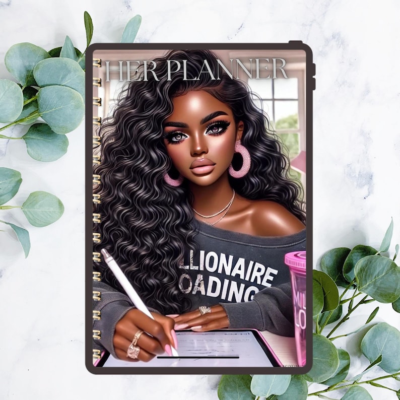 Pu&ograve; includere: Un'agenda nera e grigia con una rilegatura a spirale dorata. La copertina presenta un'illustrazione digitale di una donna con lunghi capelli neri ricci, che indossa una felpa grigia con il testo "Millionaire Loading" e orecchini a cerchio rosa.