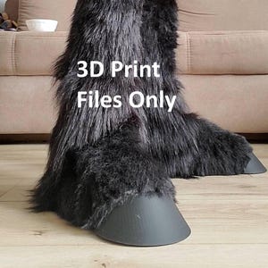 Puede incluir: Primer plano de un par de pezuñas de cosplay negras y peludas con forma de pezuña gris oscuro. El texto "3D Print Files Only" se muestra en letras blancas en la imagen. Las pezuñas descansan sobre una superficie marrón claro.