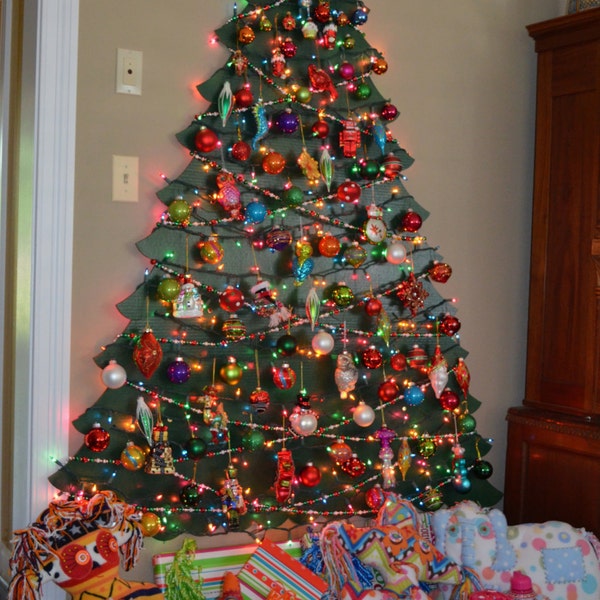 EZ-TREE   -Re-usable cardboard Christmas tree